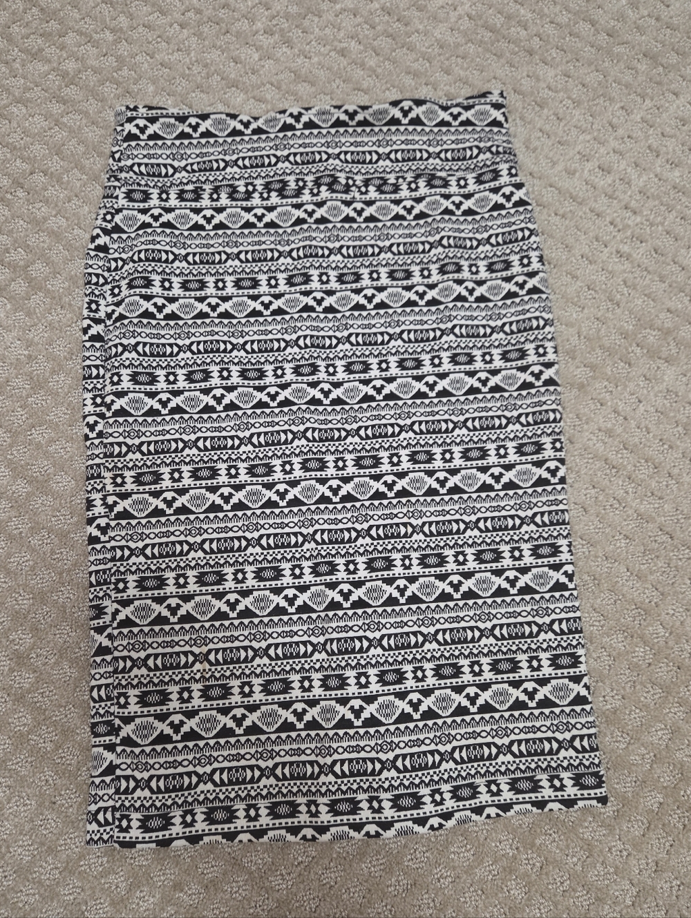 (M) VINTAGE SOHO Apparel LTD. Black & White Patterned Pencil Skirt